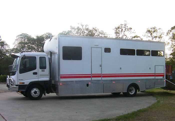Very Tidy 2007 Isuzu FR 525 4 Horse Truck for sale Qld